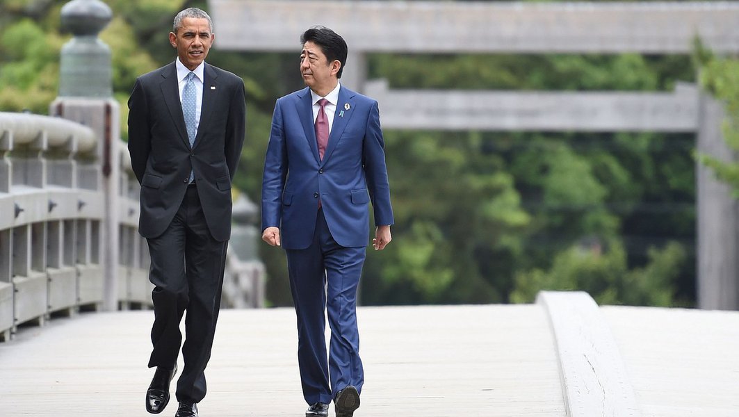 Barack Obama e Shinzo Abe em visita a Pearl Harbor (Foto: Paulo Emílio) Barack Obama e Shinzo Abe em visita a Pearl Harbor