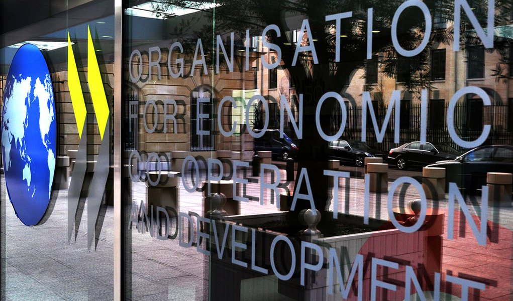 OECD Conference Centre Entrance, New 50th Logo/Banner 31st January, 2011 Paris, France (Foto: Gisele Federicce) OECD Conference Centre Entrance, New 50th Logo/Banner 31st January, 2011 Paris, France