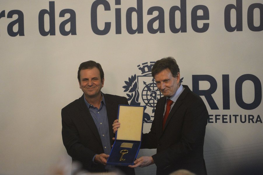 Paes e Crivella na cerimônia de transmissão do cargo. (Foto: Romulo Faro) Paes e Crivella na cerimônia de transmissão do cargo.