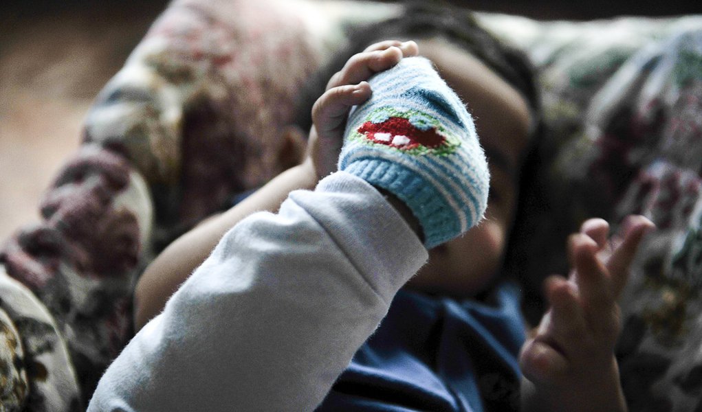 Bras�lia (DF) - Beb�s acolhidos pelo Lar da Crian�a Padre C�cero, institui��o que cuida mais de 20 crian�as e adolescentes. Poucos est�o habilitados para ado��o (Foto: Leonardo Lucena) Bras�lia (DF) - Beb�s acolhidos pelo Lar da Crian�a Padre C�cero, institui��o que cuida mais de 20 crian�as e adolescentes. Poucos est�o habilitados para ado��o