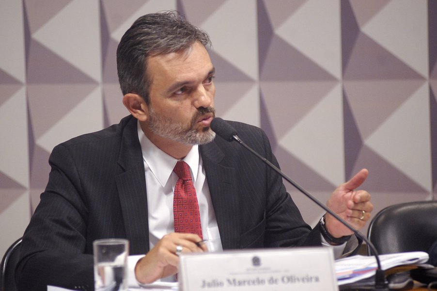Comissão Especial do Impeachment 2016 (CEI2016) realiza reunião para ouvir testemunhas de acusação. À mesa, o procurador do Tribunal de Contas da União (TCU), Júlio Marcelo de Oliveira (testemunha). Foto: Waldemir Barreto/Agência Senado (Foto: Leonardo Attuch) Comissão Especial do Impeachment 2016 (CEI2016) realiza reunião para ouvir testemunhas de acusação. À mesa, o procurador do Tribunal de Contas da União (TCU), Júlio Marcelo de Oliveira (testemunha). Foto: Waldemir Barreto/Agência Senado