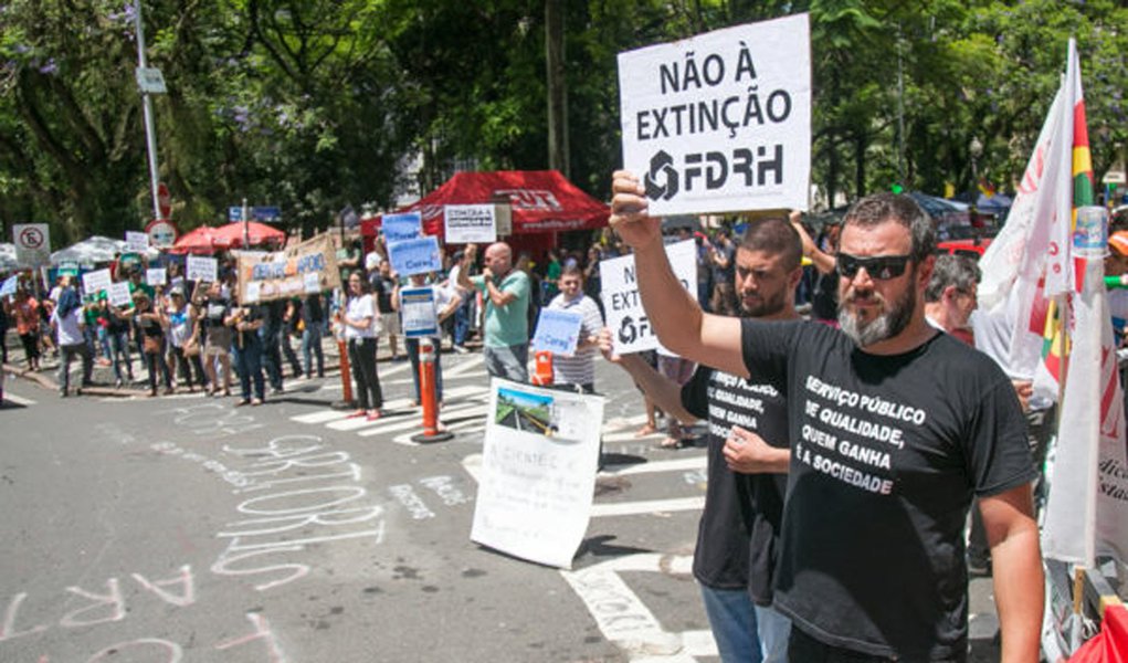 06/12/2016 - PORTO ALEGRE, RS - Manifestação e apitaço dos servidores contra a extinção de fundações pelo gov. Sartori. FZB leva trabalho para a Matriz. Foto: Guilherme Santos/Sul21 (Foto: Leonardo Lucena) 06/12/2016 - PORTO ALEGRE, RS - Manifestação e apitaço dos servidores contra a extinção de fundações pelo gov. Sartori. FZB leva trabalho para a Matriz. Foto: Guilherme Santos/Sul21