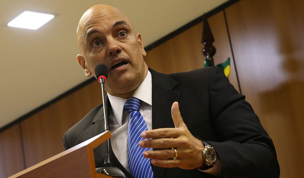 Brasília - O ministro da Justiça, Alexandre de Moraes, em entrevista à imprensa, fala sobre a operação policial que prendeu, um grupo suspeito de planejar atos terroristas a 15 dias da Rio 2016 (José Cruz/Agência Brasil) (Foto: Aquiles Lins) Brasília - O ministro da Justiça, Alexandre de Moraes, em entrevista à imprensa, fala sobre a operação policial que prendeu, um grupo suspeito de planejar atos terroristas a 15 dias da Rio 2016 (José Cruz/Agência Brasil)