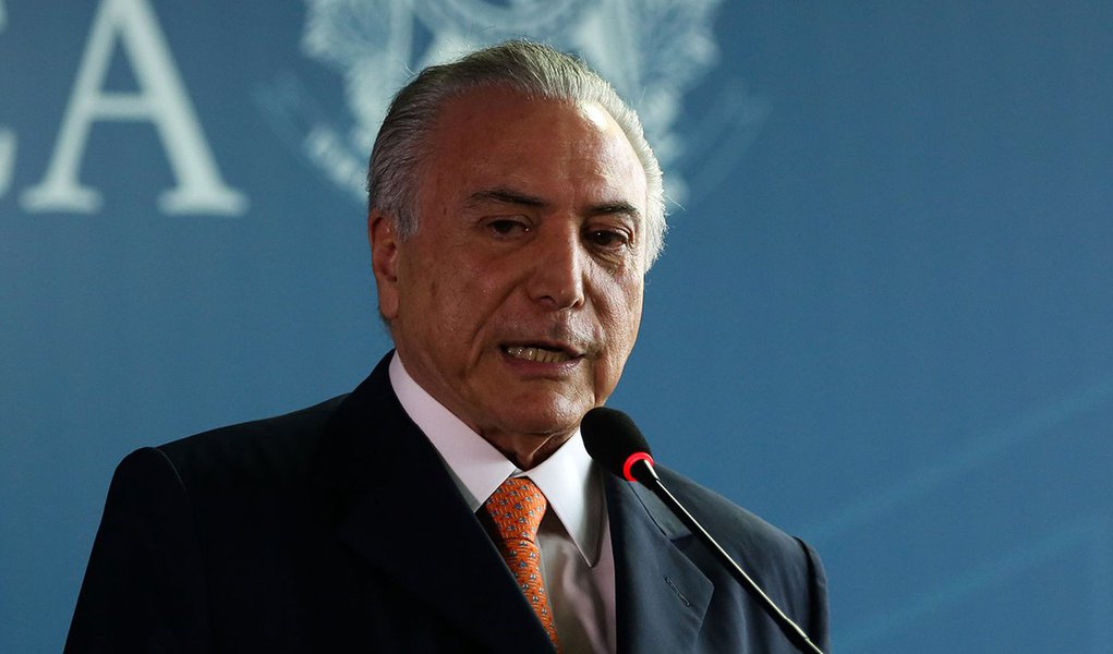 Brasília- O presidente interino Michel Temer participa da posse do novo defensor da Defensoria Pública da União, Carlos Eduardo Barbosa Paz (Valter Campanato/Agência Brasil) (Foto: Leonardo Lucena) Brasília- O presidente interino Michel Temer participa da posse do novo defensor da Defensoria Pública da União, Carlos Eduardo Barbosa Paz (Valter Campanato/Agência Brasil)
