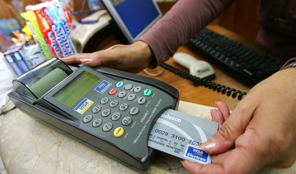SM080505 D3 S�O PAULO 08/05/2006 - 18H05 - CART�O DE CR�DITO - ECONOMIA/JT - Felipe Monteiro, 21 anos, banc�rio, utiliza cart�o de d�bito e cr�dito para compras. Foto: SEBASTI�O MOREIRA/AE (Foto: Aquiles Lins) SM080505 D3 S�O PAULO 08/05/2006 - 18H05 - CART�O DE CR�DITO - ECONOMIA/JT - Felipe Monteiro, 21 anos, banc�rio, utiliza cart�o de d�bito e cr�dito para compras. Foto: SEBASTI�O MOREIRA/AE