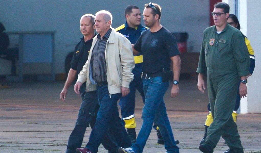 Brasília - O ex-ministro do Planejamento Paulo Bernardo, preso preventivamente durante a Operação Custo Brasil, é transferido pela Polícia Federal para São Paulo (José Cruz/Agência Brasil) (Foto: Gisele Federicce) Brasília - O ex-ministro do Planejamento Paulo Bernardo, preso preventivamente durante a Operação Custo Brasil, é transferido pela Polícia Federal para São Paulo (José Cruz/Agência Brasil)