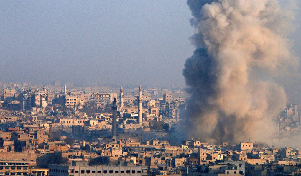 Fumaça vista na cidade síria de Aleppo. 12/12/2016 REUTERS/Omar Sanadiki (Foto: Giuliana Miranda) Fumaça vista na cidade síria de Aleppo. 12/12/2016 REUTERS/Omar Sanadiki