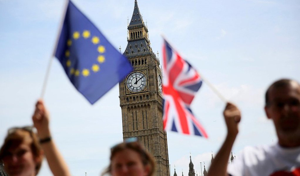 Bandeiras da Grã-Bretanha e União Europeia vistas em Londres. 19/06/2016 REUTERS/Neil Hall (Foto: Aquiles Lins) Bandeiras da Grã-Bretanha e União Europeia vistas em Londres. 19/06/2016 REUTERS/Neil Hall
