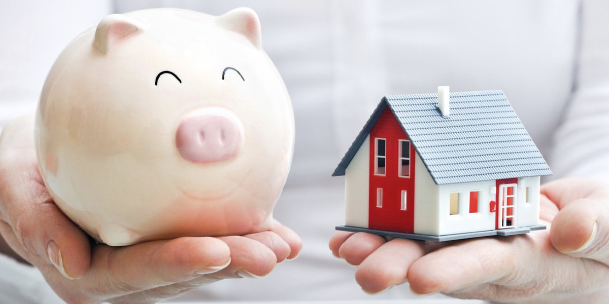 Hands holding piggy bank and house model (Foto: Gisele Federicce) Hands holding piggy bank and house model