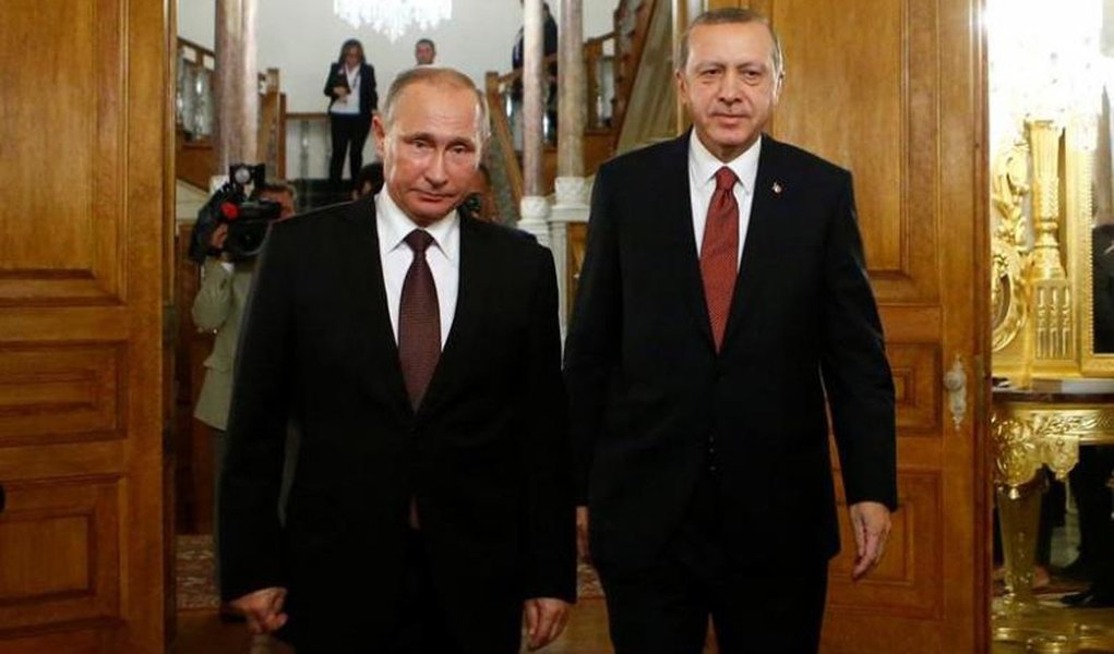 Russian President Vladimir Putin and his Turkish counterpart Tayyip Erdogan arrive for a joint news conference following their meeting in Istanbul, Turkey, October 10, 2016. REUTERS/Osman Orsal (Foto: Valter Lima) Russian President Vladimir Putin and his Turkish counterpart Tayyip Erdogan arrive for a joint news conference following their meeting in Istanbul, Turkey, October 10, 2016. REUTERS/Osman Orsal