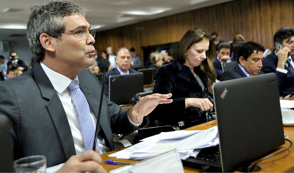 Comissão Especial do Impeachment 2016 (CEI2016) realiza reunião para leitura do relatório. Em pronunciamento, senador Lindbergh Farias (PT-RJ). Foto: Geraldo Magela/Agência Senado (Foto: Charles Nisz) Comissão Especial do Impeachment 2016 (CEI2016) realiza reunião para leitura do relatório. Em pronunciamento, senador Lindbergh Farias (PT-RJ). Foto: Geraldo Magela/Agência Senado