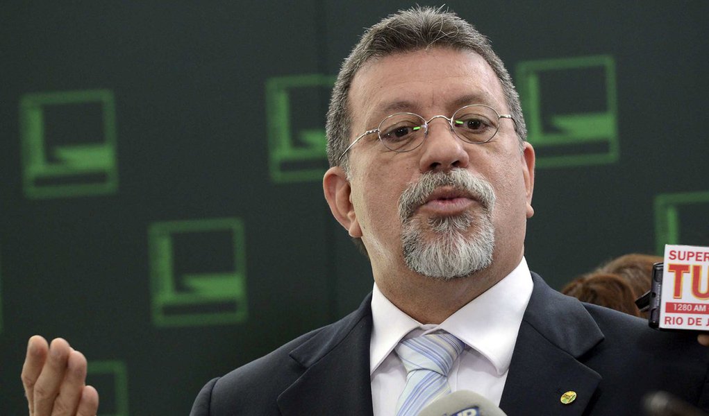 Brasília - Deputado Afonso Florence, líder do PT na Câmara dos Deputados, fala com jornalistas. (Antonio Cruz/Agência Brasil) (Foto: Leonardo Lucena) Brasília - Deputado Afonso Florence, líder do PT na Câmara dos Deputados, fala com jornalistas. (Antonio Cruz/Agência Brasil)