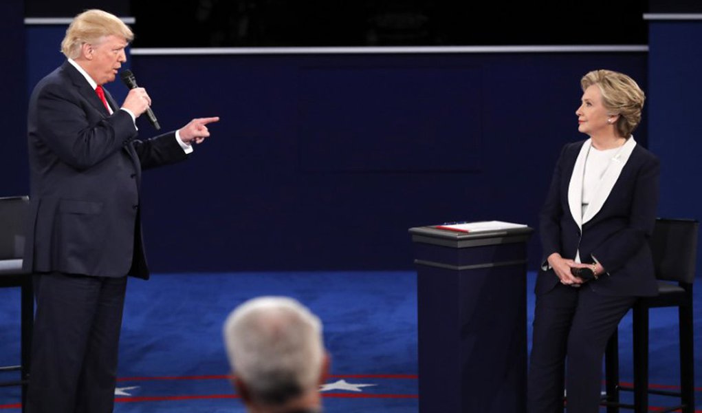 Donald Trump speaks as Hillary Clinton listens. REUTERS/Jim Young (Foto: Aquiles Lins) Donald Trump speaks as Hillary Clinton listens. REUTERS/Jim Young