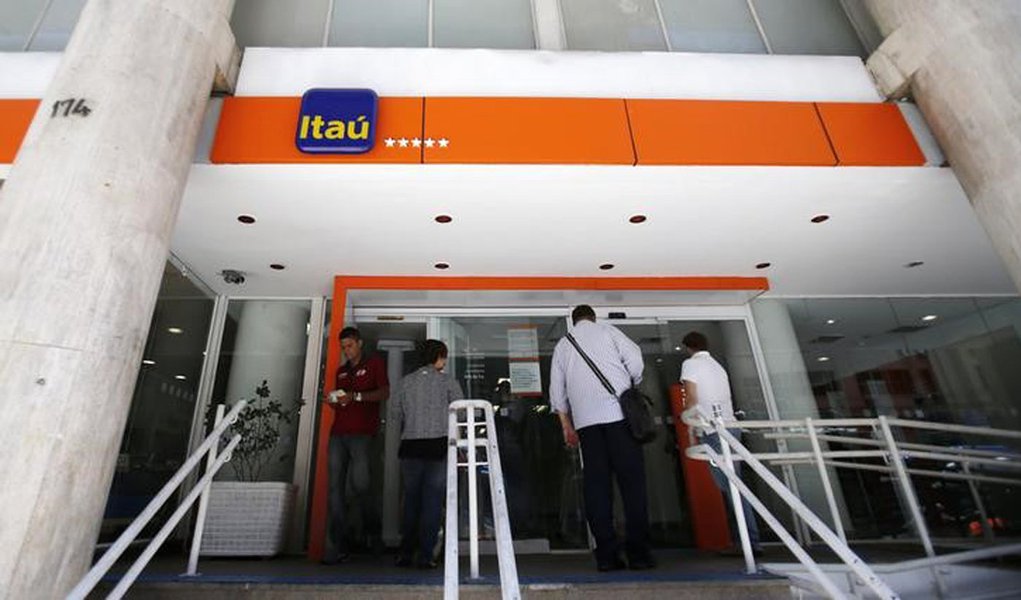 Em foto de arquivo, pessoas entram em agência do Itaú no Rio de Janeiro 29/01/2014 REUTERS/Sergio Moraes (Foto: Paulo Emílio) Em foto de arquivo, pessoas entram em agência do Itaú no Rio de Janeiro 29/01/2014 REUTERS/Sergio Moraes