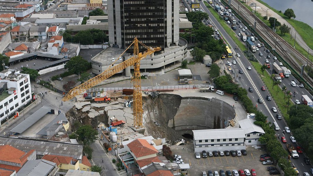 Cratera metrô de São Paulo (Foto: Giuliana Miranda) Cratera metrô de São Paulo