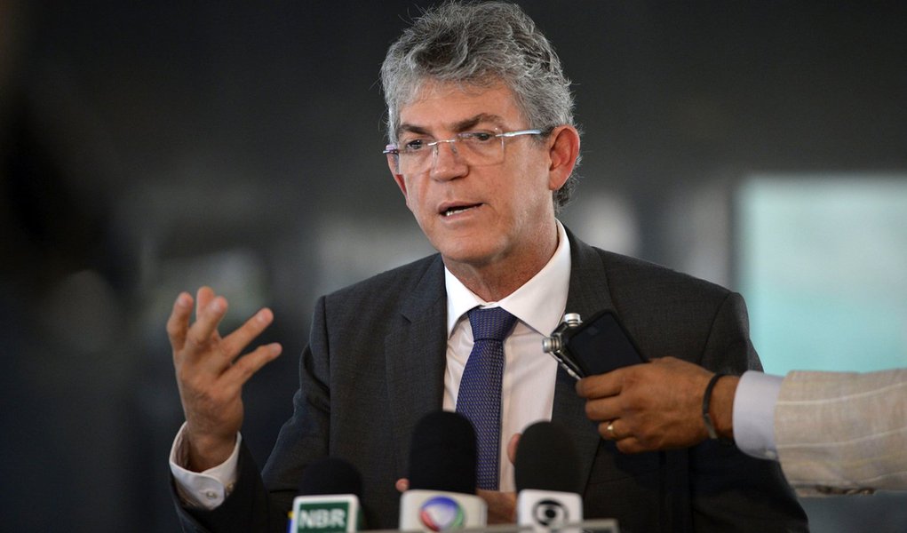 Brasília- DF- Brasil- 19/11/2014- O governador reeleito da Paraíba, Ricardo Vieira Coutinho, fala à imprensa após encontro com a presidenta Dilma Rousseff, no Palácio do Planalto. (José Cruz/Agência Brasil) (Foto: Valter Lima) Brasília- DF- Brasil- 19/11/2014- O governador reeleito da Paraíba, Ricardo Vieira Coutinho, fala à imprensa após encontro com a presidenta Dilma Rousseff, no Palácio do Planalto. (José Cruz/Agência Brasil)