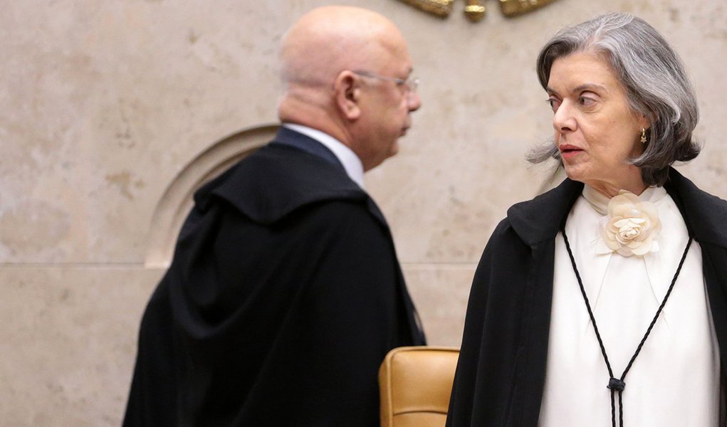 Brasília - O ministro Teori Zavascki e a presidente do STF, Cármen Lúcia, chegam para sessão plenária para definir a fixação da tese de repercussão geral nas ações que tratam da desaposentação (José Cruz/Agência Brasil) (Foto: Esmael Morais) Brasília - O ministro Teori Zavascki e a presidente do STF, Cármen Lúcia, chegam para sessão plenária para definir a fixação da tese de repercussão geral nas ações que tratam da desaposentação (José Cruz/Agência Brasil)