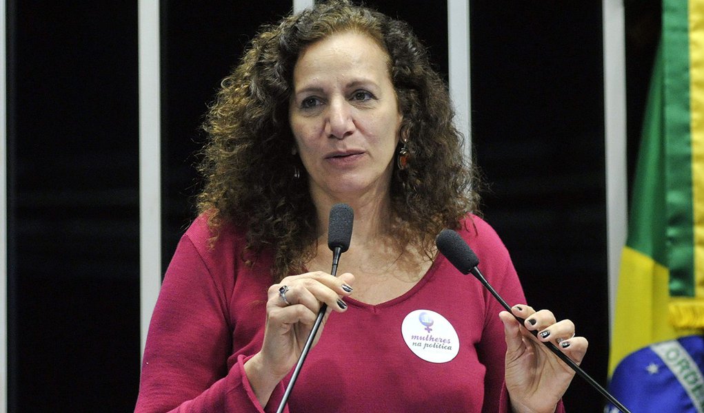 Em discurso, deputada federal Jandira Feghali (PCdoB-RJ).
(Foto: Fatima 247)
Em discurso, deputada federal Jandira Feghali (PCdoB-RJ).