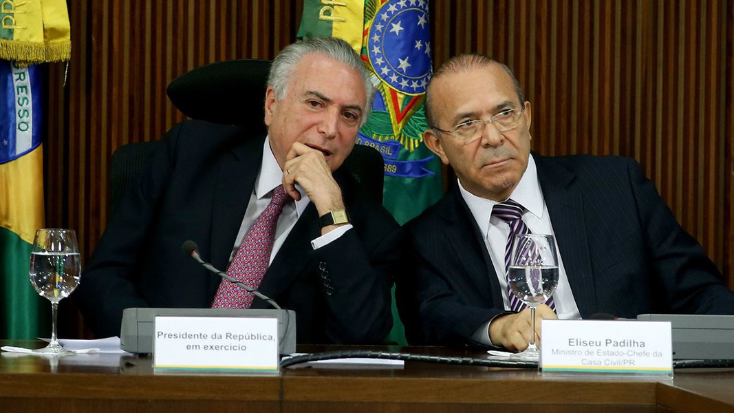 Brasília - O Presidente em exercício Michel Temer e o Ministro da Casa Civil, Eliseu Padilha reúnem-se com governadores (Wilson Dias/Agência Brasil) (Foto: Aquiles Lins) Brasília - O Presidente em exercício Michel Temer e o Ministro da Casa Civil, Eliseu Padilha reúnem-se com governadores (Wilson Dias/Agência Brasil)
