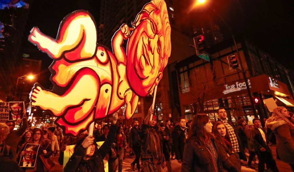 Protesters walk during a protest in Chicago. REUTERS/Kamil Krzacznski (Foto: Giuliana Miranda) Protesters walk during a protest in Chicago. REUTERS/Kamil Krzacznski