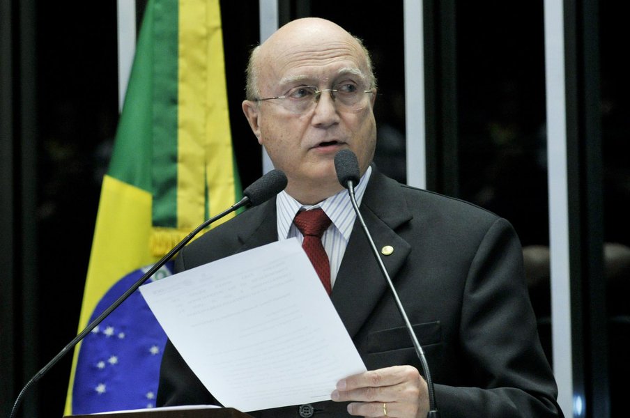 Plenário do Congresso durante sessão solene destinada a comemorar o Dia Internacional do Cooperativismo e os 45 anos da Organização das Cooperativas Brasileiras. Em discurso, deputado federal Osmar Serraglio (PMDB-PR). Foto: Geraldo Magela/Agência Senado (Foto: Giuliana Miranda) Plenário do Congresso durante sessão solene destinada a comemorar o Dia Internacional do Cooperativismo e os 45 anos da Organização das Cooperativas Brasileiras. Em discurso, deputado federal Osmar Serraglio (PMDB-PR). Foto: Geraldo Magela/Agência Senado