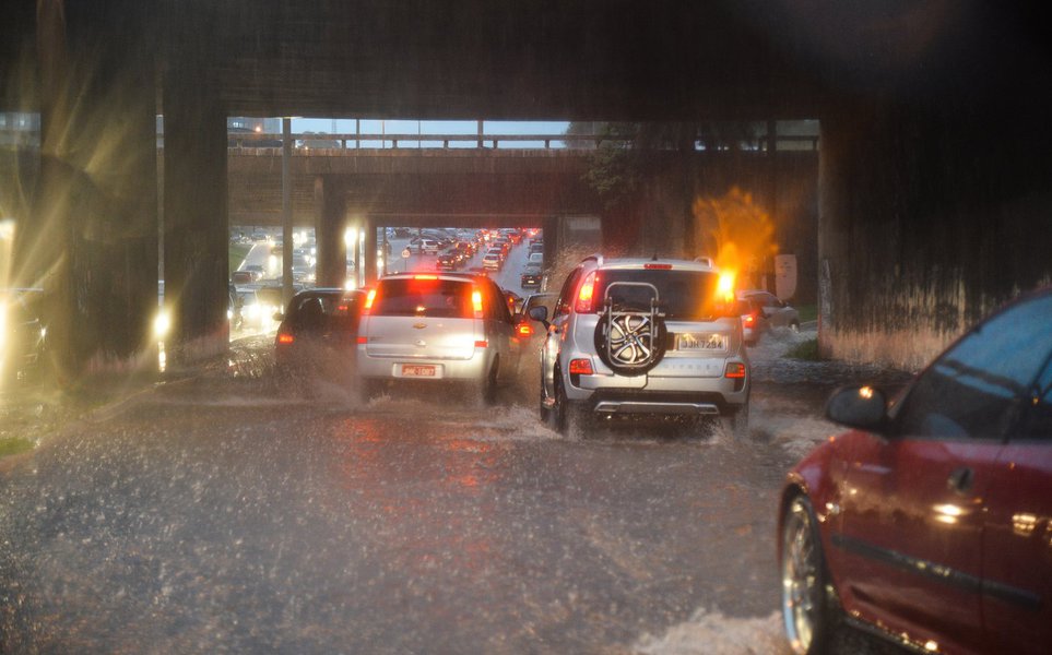 Chuva forte no final da tarde desta terça-feira (25) em Brasília, causou transtornos e complicou o transito nas ruas da cidade (Wilson Dias/Agência Brasil) (Foto: Leonardo Lucena) Chuva forte no final da tarde desta terça-feira (25) em Brasília, causou transtornos e complicou o transito nas ruas da cidade (Wilson Dias/Agência Brasil)