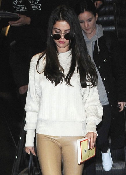 Singer/Actress Selena Gomez is seen arriving on a flight at LAX airport in Los Angeles, California on November 28, 2016 (Foto: Paulo Emílio) Singer/Actress Selena Gomez is seen arriving on a flight at LAX airport in Los Angeles, California on November 28, 2016