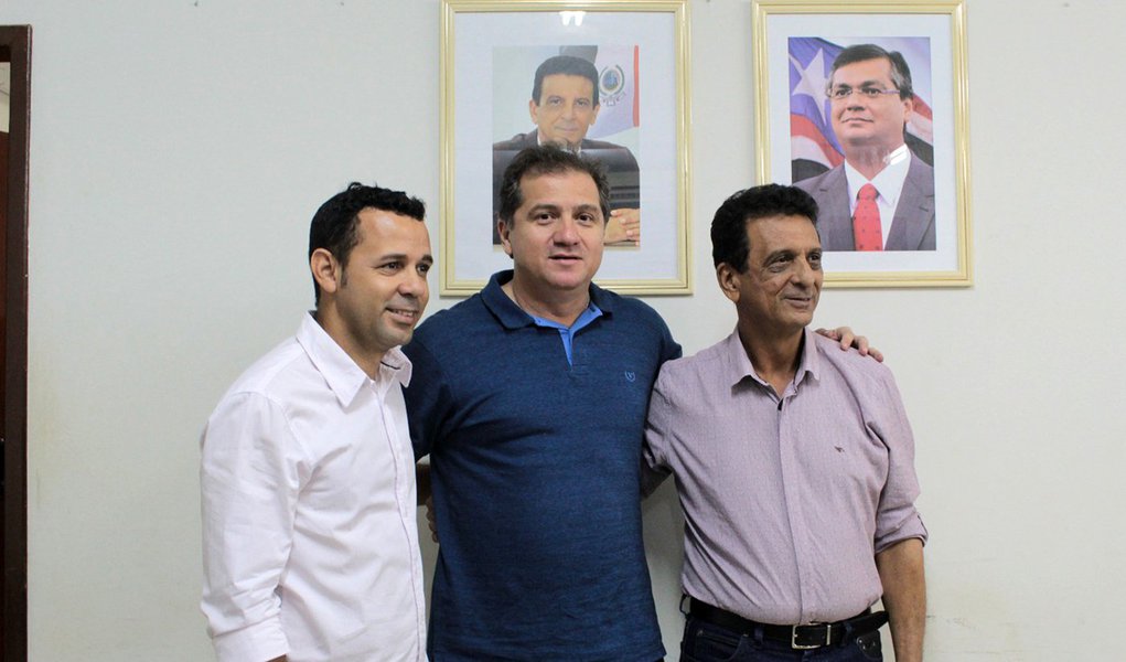 Secretário Simplício Araújo, prefeito Juscelino Oliveira e o secretário de Indústria e Comércio de Açailândia, Cleones Matos, durante a reunião. Foto: Adriano Martins (Foto: Voney Malta) Secretário Simplício Araújo, prefeito Juscelino Oliveira e o secretário de Indústria e Comércio de Açailândia, Cleones Matos, durante a reunião. Foto: Adriano Martins