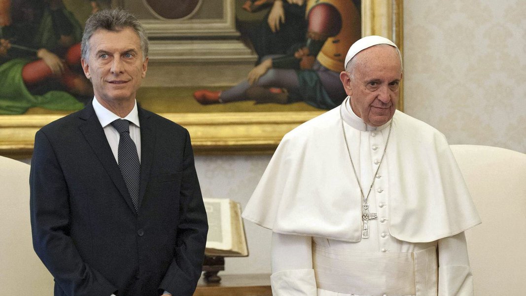 . Vatican City (Vatican City State (holy See)), 27/02/2016.- Pope Francis (R) poses for a picture with Argentina's President Mauricio Macri (L) during a private audience at the Vatican, 27 February 2016. (Papa) EFE/EPA/GIORGIO ONORATI / POOL (Foto: Realle Palazzo-Martini) . Vatican City (Vatican City State (holy See)), 27/02/2016.- Pope Francis (R) poses for a picture with Argentina's President Mauricio Macri (L) during a private audience at the Vatican, 27 February 2016. (Papa) EFE/EPA/GIORGIO ONORATI / POOL