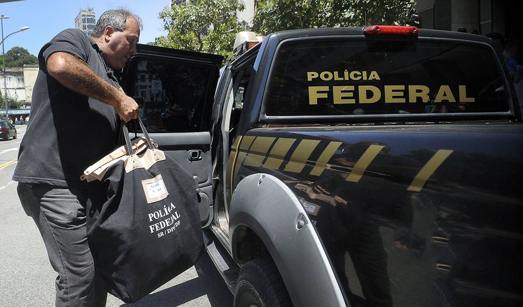 Rio de Janeiro - Polícia Federal cumpre mandado de busca e apreensão no escritório do presidente da Câmara, deputado Eduardo Cunha, no centro da cidade do Rio de Janeiro (Tânia Rêgo/Agência Brasil) (Foto: Chico Vigilante) Rio de Janeiro - Polícia Federal cumpre mandado de busca e apreensão no escritório do presidente da Câmara, deputado Eduardo Cunha, no centro da cidade do Rio de Janeiro (Tânia Rêgo/Agência Brasil)