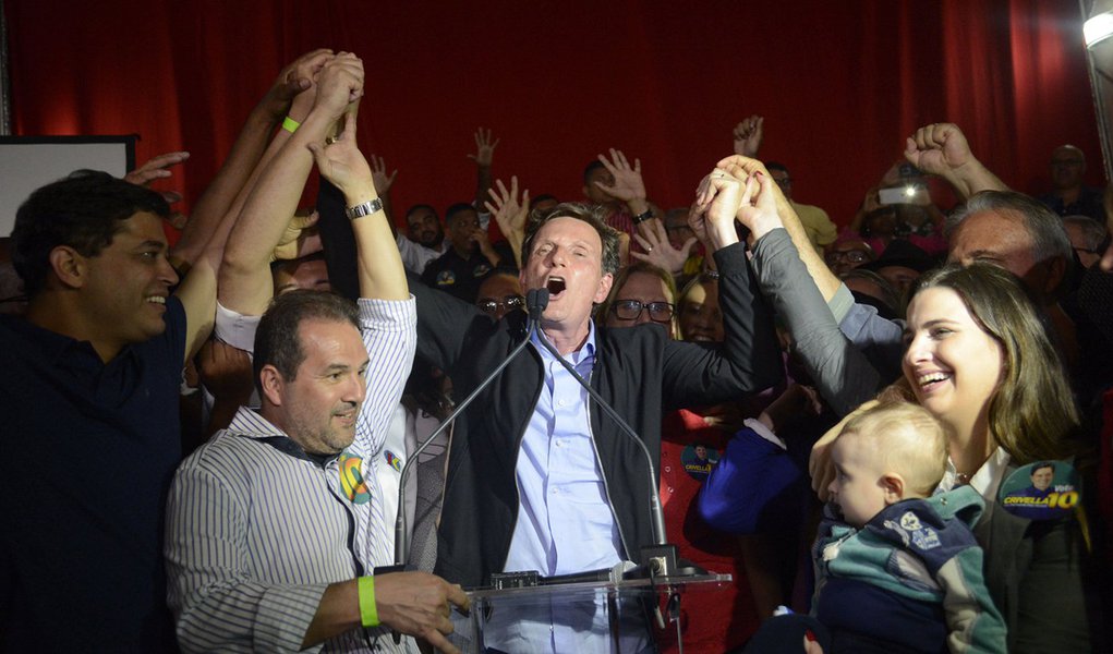 Rio de Janeiro - O senador Marcelo Crivella (PRB) celebra em Bangu ao ser eleito para a prefeitura do Rio de Janeiro com vitória sobre Marcelo Freixo (PSOL), no segundo turno. (Fernando Frazão/Agência Brasil) (Foto: Giuliana Miranda) Rio de Janeiro - O senador Marcelo Crivella (PRB) celebra em Bangu ao ser eleito para a prefeitura do Rio de Janeiro com vitória sobre Marcelo Freixo (PSOL), no segundo turno. (Fernando Frazão/Agência Brasil)