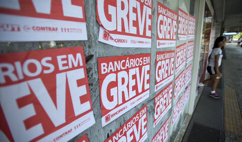 BRAS�LIA, DF, BRASIL, 30-09-2014, 09h30: Banc�rios entram em greve nesta ter�a-feira (30). (Foto: Marcelo Camargo/Ag�ncia Brasil) (Foto: Giuliana Miranda) BRAS�LIA, DF, BRASIL, 30-09-2014, 09h30: Banc�rios entram em greve nesta ter�a-feira (30). (Foto: Marcelo Camargo/Ag�ncia Brasil)