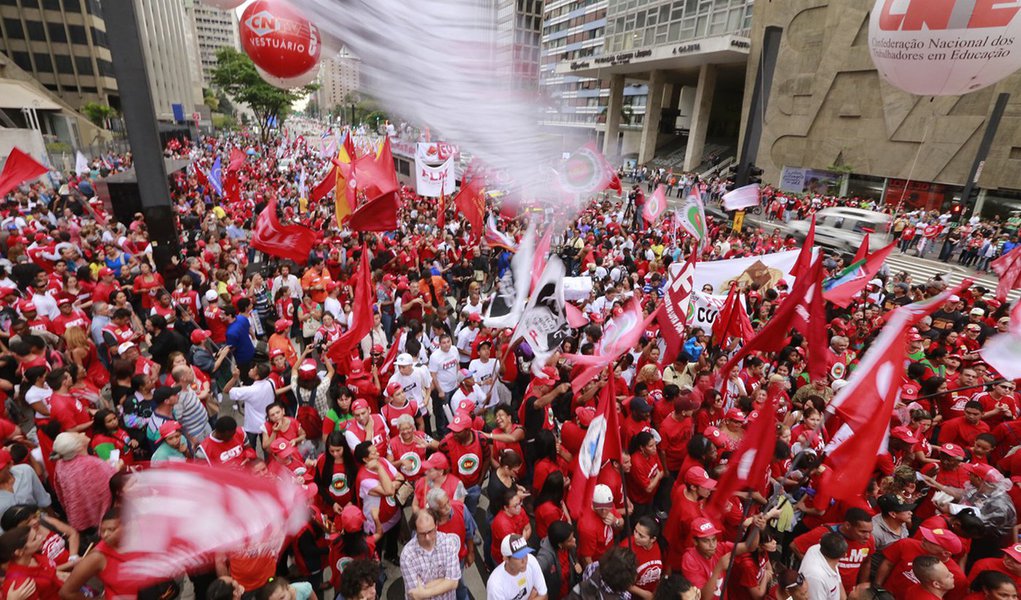03/10/2015 - São Paulo - SP - Manifestantes da CUT realizaram um protesto “em defesa da Petrobras e da democracia” na manhã deste sábado (3) na Avenida Paulista. Foto: Paulo Pinto/ Agência PT (Foto: Leonardo Attuch) 03/10/2015 - São Paulo - SP - Manifestantes da CUT realizaram um protesto “em defesa da Petrobras e da democracia” na manhã deste sábado (3) na Avenida Paulista. Foto: Paulo Pinto/ Agência PT