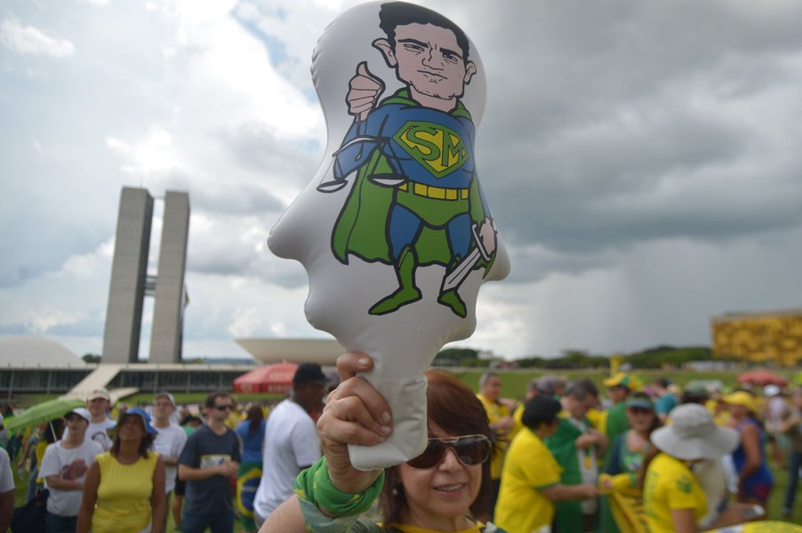 Protesto no domingo, 4.dez.2016, em Brasília, a favor da Lava Jato; boneco de Sergio Moro (Foto: Leonardo Attuch) Protesto no domingo, 4.dez.2016, em Brasília, a favor da Lava Jato; boneco de Sergio Moro