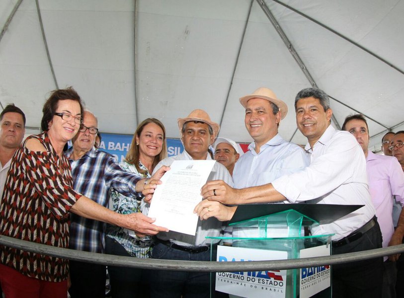 Assinatura da autoriza��o de conv�nios do Programa Bahia Produtiva (Foto: Romulo Faro) Assinatura da autoriza��o de conv�nios do Programa Bahia Produtiva