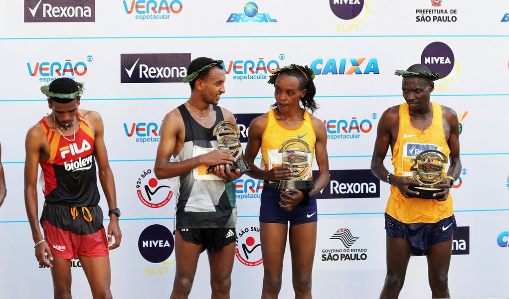 São Paulo- SP- Brasil- 31/12/2016- 92ª Corrida Internacional de São Silvestre. Na foto, os vencedores das categorias masculino e feminino, comemora no pódium.. Foto: Paulo Pinto/ Fotos Públicas (Foto: Valter Lima) São Paulo- SP- Brasil- 31/12/2016- 92ª Corrida Internacional de São Silvestre. Na foto, os vencedores das categorias masculino e feminino, comemora no pódium.. Foto: Paulo Pinto/ Fotos Públicas