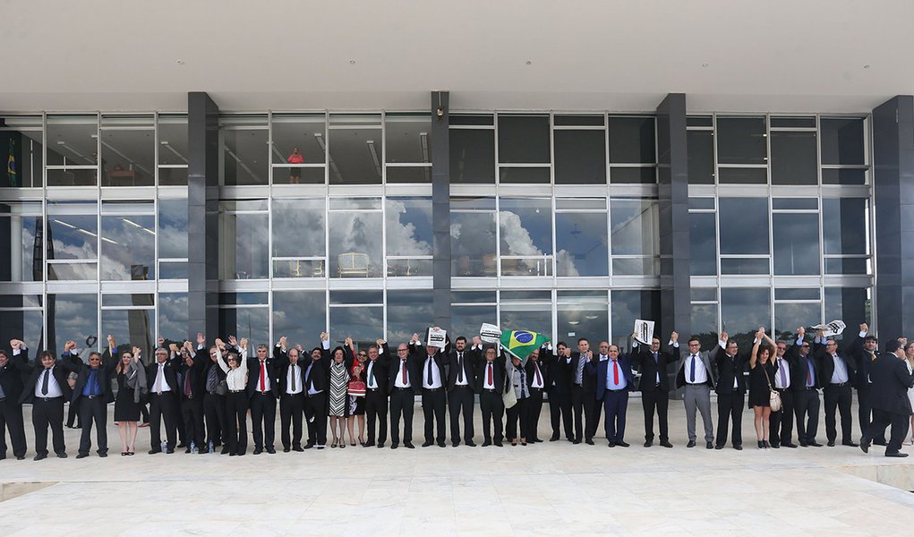 Brasília - A associação dos Magistrados Brasileiros (AMB) fazem manifestação em frente ao STF contra aprovação da lei anticorrupção. (Wilson Dias/Agência Brasil) (Foto: Aquiles Lins) Brasília - A associação dos Magistrados Brasileiros (AMB) fazem manifestação em frente ao STF contra aprovação da lei anticorrupção. (Wilson Dias/Agência Brasil)