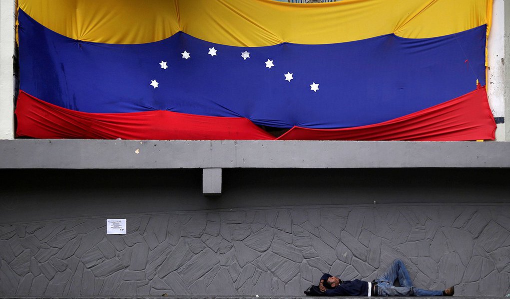 Homem deitado embaixo de bandeira da Venezuela em Caracas. 30/11/2016 REUTERS/Ueslei Marcelino (Foto: Aquiles Lins) Homem deitado embaixo de bandeira da Venezuela em Caracas. 30/11/2016 REUTERS/Ueslei Marcelino