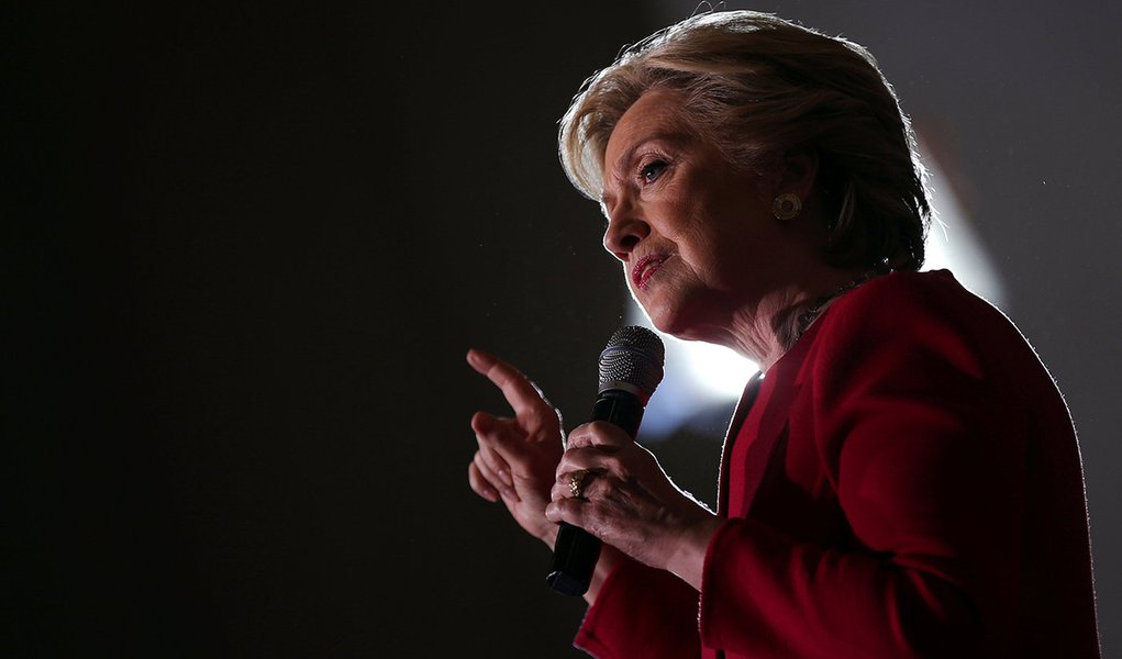 U.S. Democratic presidential candidate Hillary Clinton speaks during a rally in South Broward Area at Broward College-North Campus in Coconut Creek, Florida, U.S., October 25, 2016. REUTERS/Carlos Barria (Foto: Giuliana Miranda) U.S. Democratic presidential candidate Hillary Clinton speaks during a rally in South Broward Area at Broward College-North Campus in Coconut Creek, Florida, U.S., October 25, 2016. REUTERS/Carlos Barria