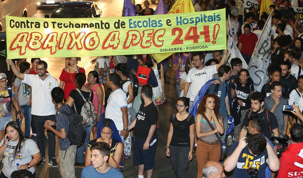 Brasília- DF 24-10-2016 Manifestação de estudantes contra a PEC 241 na esplanada dos minitérios. Foto Lula Marques/Agência PT (Foto: Luiz Caetano) Brasília- DF 24-10-2016 Manifestação de estudantes contra a PEC 241 na esplanada dos minitérios. Foto Lula Marques/Agência PT