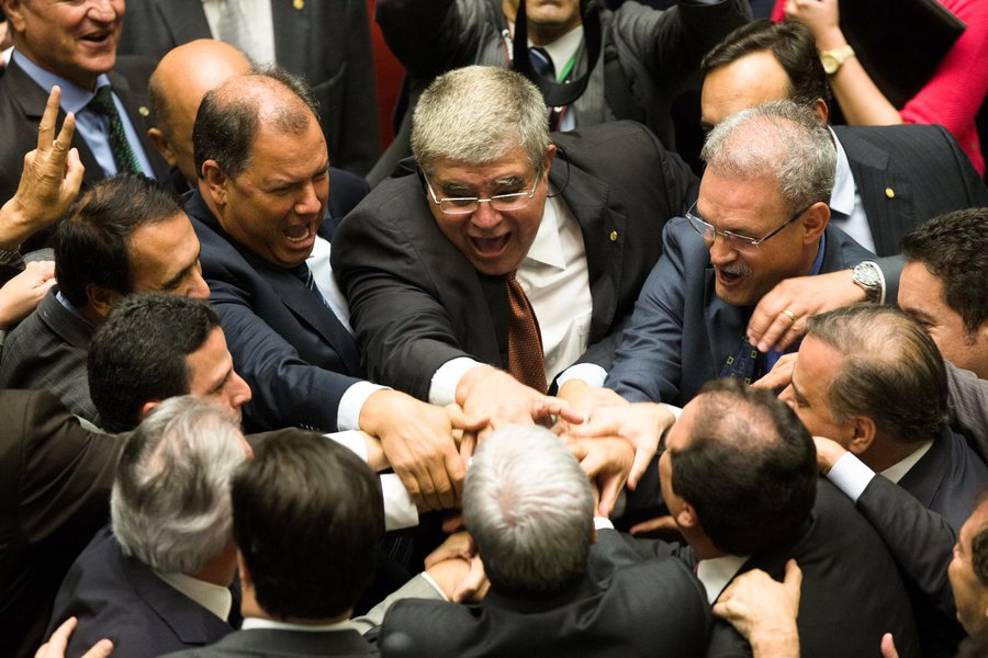 Brasília- DF 10-10-2016 Deputados comemoram a aprovação da PEC 241 no plenário da câmara. Foto Lula Marques/Agência PT (Foto: Luis Felipe Miguel) Brasília- DF 10-10-2016 Deputados comemoram a aprovação da PEC 241 no plenário da câmara. Foto Lula Marques/Agência PT