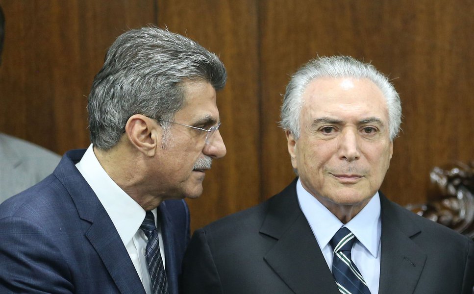 Brasília - O presidente interino Michel Temer entrega o projeto de lei que altera a meta fiscal ao o presidente do Senado, Renan Calheiros, acompanhado do ministro Romero Jucá, do Planejamento (Fabio Rodrigues Pozzebom/Agência Brasil) (Foto: Lula Miranda) Brasília - O presidente interino Michel Temer entrega o projeto de lei que altera a meta fiscal ao o presidente do Senado, Renan Calheiros, acompanhado do ministro Romero Jucá, do Planejamento (Fabio Rodrigues Pozzebom/Agência Brasil)