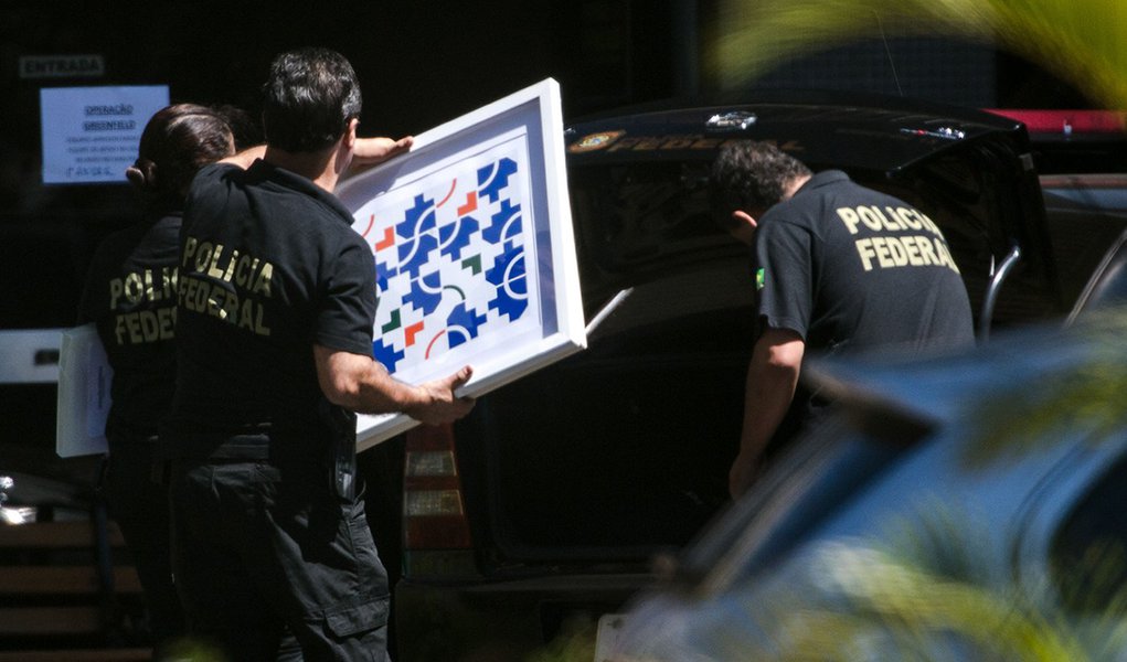 Brasília - Agentes da Polícia Federal descarregam objetos e documentos apreendidos durante a Operação Greenfield. (Marcelo Camargo/Agência Brasil) (Foto: Gisele Federicce) Brasília - Agentes da Polícia Federal descarregam objetos e documentos apreendidos durante a Operação Greenfield. (Marcelo Camargo/Agência Brasil)