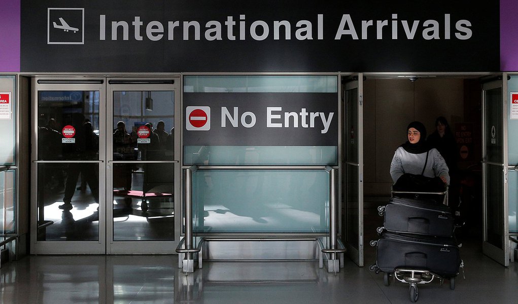 An international traveler arrives after U.S. President Donald Trump's executive order travel ban at Logan Airport in Boston, Massachusetts, U.S. January 30, 2017. REUTERS/Brian Snyder (Foto: Aquiles Lins) An international traveler arrives after U.S. President Donald Trump's executive order travel ban at Logan Airport in Boston, Massachusetts, U.S. January 30, 2017. REUTERS/Brian Snyder