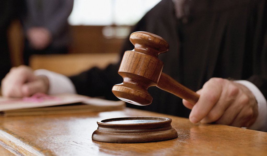 Judge holding gavel in courtroom (Foto: Leonardo Lucena) Judge holding gavel in courtroom