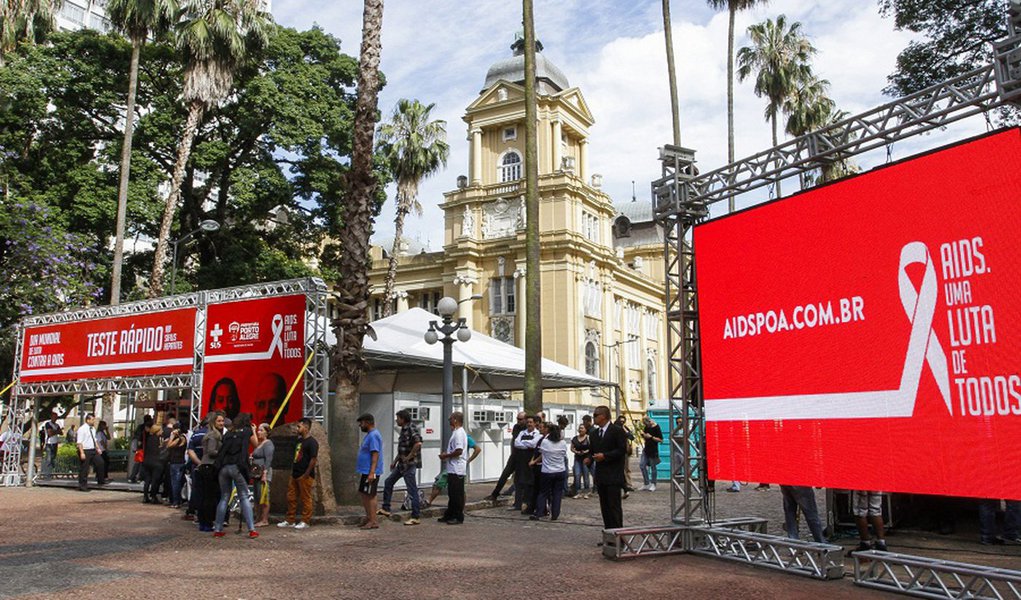 Porto Alegre, 01/12/2015 SMS lança campanha e faz ação de rua no Dia Mundial de Luta contra a Aids. Local: Paraça da Alfândega Foto: Cristine Rochol/PMPA (Foto: Leonardo Lucena) Porto Alegre, 01/12/2015 SMS lança campanha e faz ação de rua no Dia Mundial de Luta contra a Aids. Local: Paraça da Alfândega Foto: Cristine Rochol/PMPA