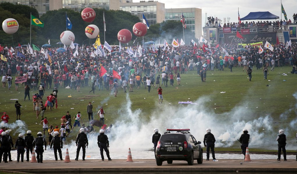 Brasília - Manifestantes entram em confronto com a polícia em frente ao Congresso Nacional (Fabio Rodrigues Pozzebom/Agência Brasil) (Foto: Alex Solnik) Brasília - Manifestantes entram em confronto com a polícia em frente ao Congresso Nacional (Fabio Rodrigues Pozzebom/Agência Brasil)