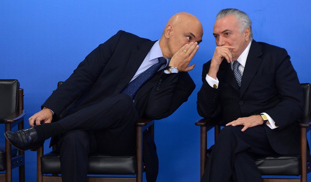 Brasília - Ministro da Justiça, Alexandre de Moraes e o presidente interino Michel Temer na sanção da lei que disciplina o processo e julgamento do mandado de injunção individual e coletivo (Antonio Cruz/Agência Brasil) (Foto: Robson Sávio Reis Souza) Brasília - Ministro da Justiça, Alexandre de Moraes e o presidente interino Michel Temer na sanção da lei que disciplina o processo e julgamento do mandado de injunção individual e coletivo (Antonio Cruz/Agência Brasil)
