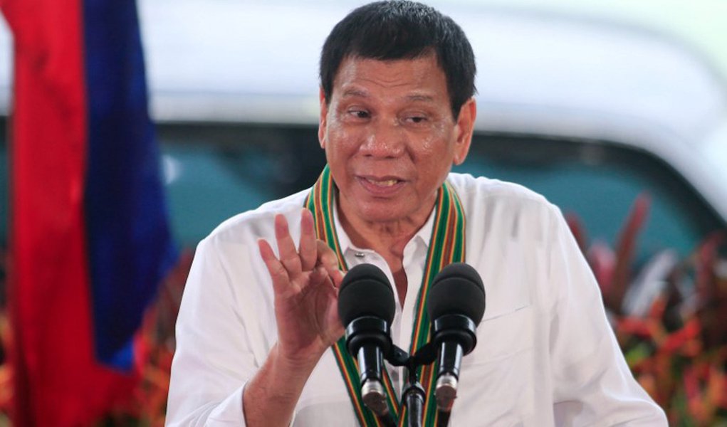 Philippines President Rodrigo Duterte gestures as he delivers a speech to the members of the Philippine Army during a visit at the army headquarters in Taguig city, metro Manila, Philippines October 4, 2016. REUTERS/Romeo Ranoco (Foto: José Barbacena) Philippines President Rodrigo Duterte gestures as he delivers a speech to the members of the Philippine Army during a visit at the army headquarters in Taguig city, metro Manila, Philippines October 4, 2016. REUTERS/Romeo Ranoco