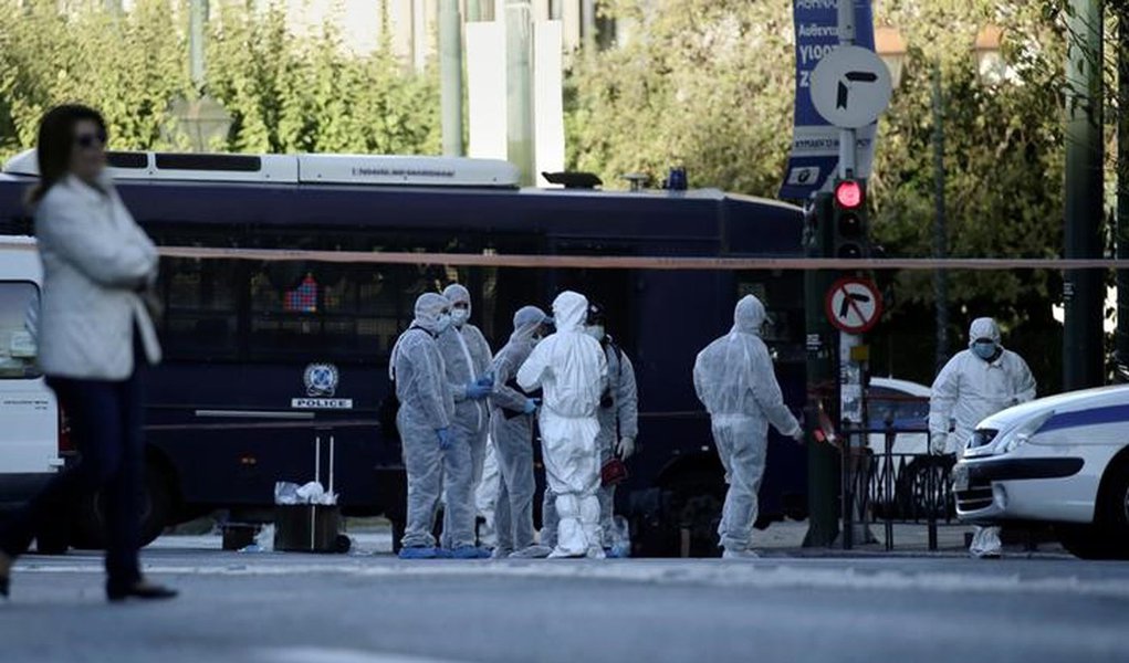 Investigadores vistos na embaixada francesa em Atenas após explosão. 10/11/2016 REUTERS/Alkis Konstantinidis (Foto: Gisele Federicce) Investigadores vistos na embaixada francesa em Atenas após explosão. 10/11/2016 REUTERS/Alkis Konstantinidis